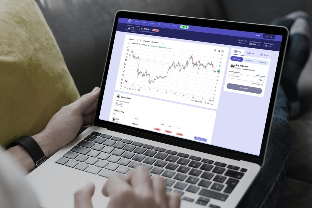 Egy szoftverfejlesztő laptopja, amin egyedi indikátor programozás és forex indikátor programozás folyik.