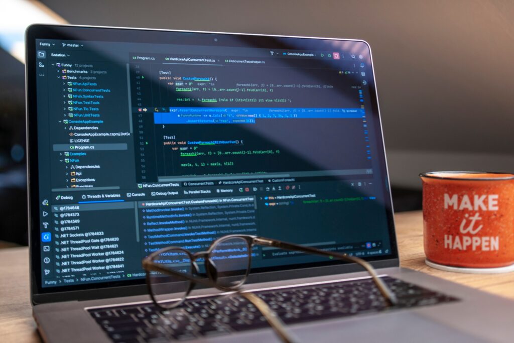 Forex robot programozás modern laptop képernyőjén futó forráskóddal